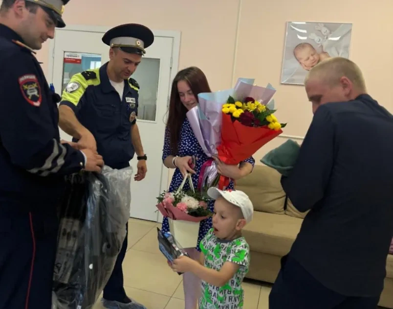 Полицейские помогли доставить в больницу женщину, у которой в машине начались роды. Фото © Telegram / Петербургская полиция
