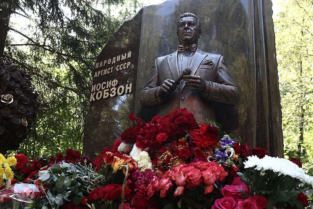 Памятник советскому и российскому певцу Иосифу Кобзону стоил, предположительно, 52 млн рублей. Фото © ТАСС / Валерий Шарифулин