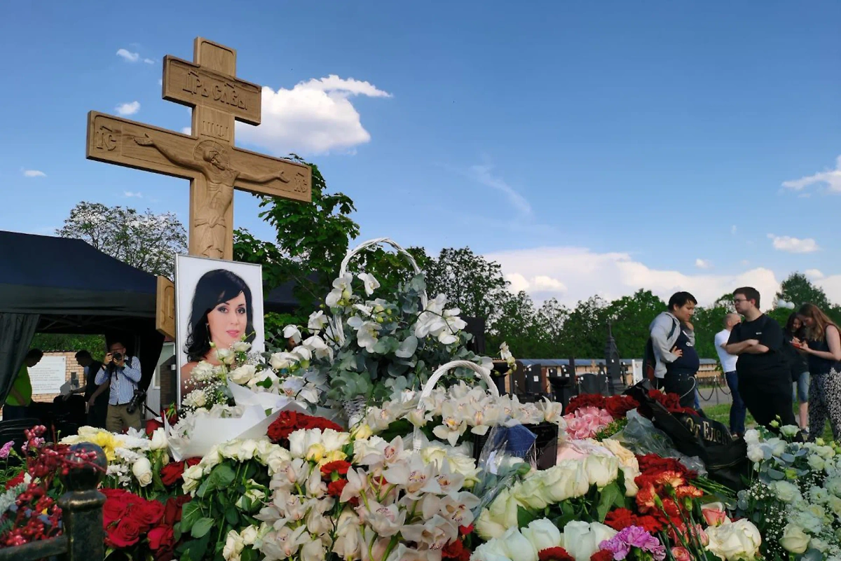 У российской звезды Анастасии Заворотнюк на могиле установлен только крест. Фото © Life.ru / Андрей Тишин