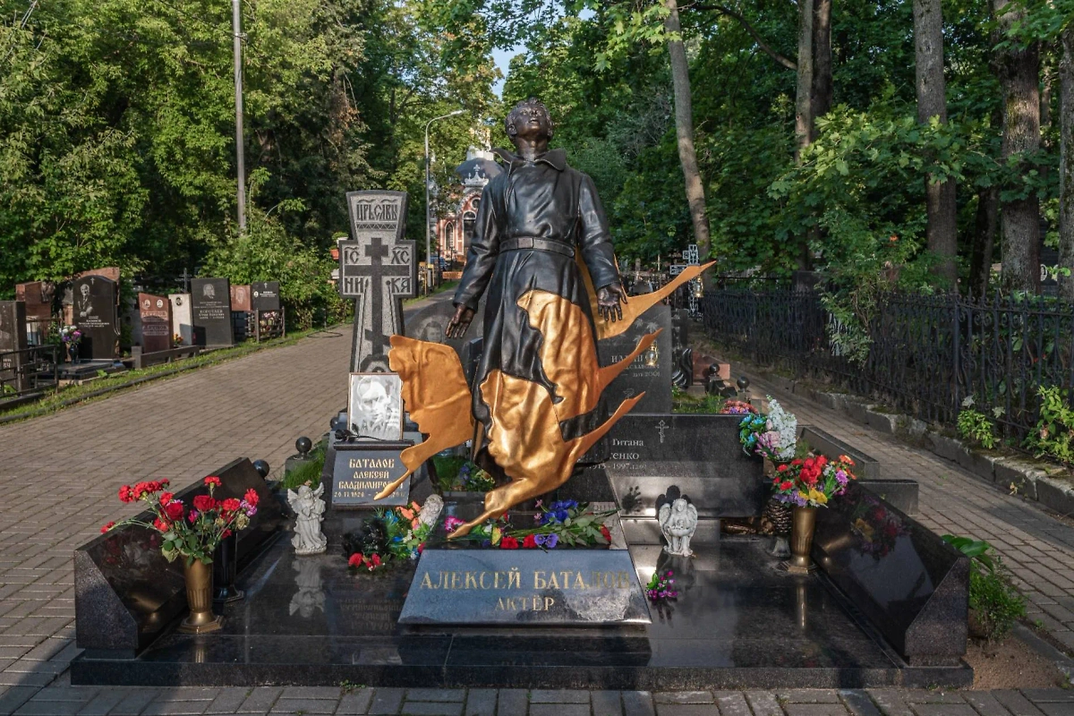 На могиле российского актёра Алексея Баталова установлена скульптура. На ней он предстал как персонаж Борис из фильма "Летят журавли". Фото © Wikipedia / Klodklodklod77