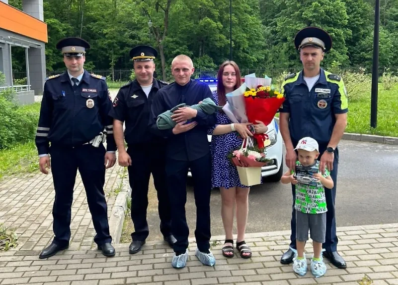 Полицейские помогли доставить в больницу девушку, у которой в машине начались роды. Обложка © Telegram / Петербургская полиция