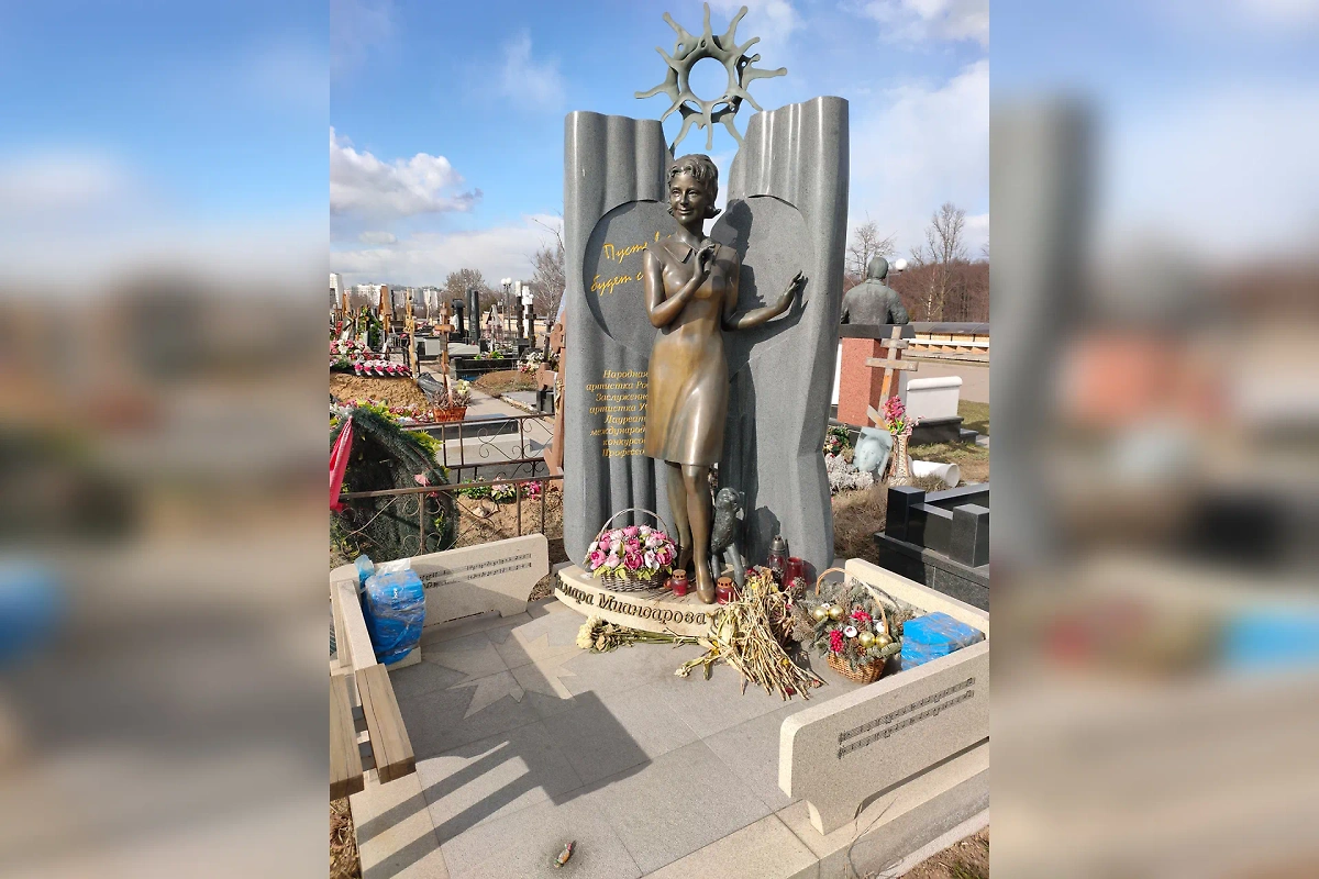 На могиле советской и российской певицы Тамары Миансаровой установлен памятник в виде неё и чёрного кота. Фото © Wikipedia / KUZNETSOV