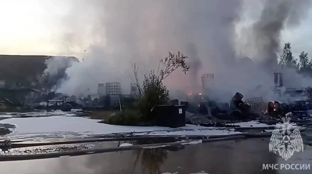 Обстановка в Нижнем Новгороде во время тушения пожара. Обложка © Telegram / МЧС Нижегородской области
