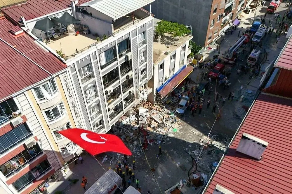 Последствия взрыва газа в турецком городе Торбалы. Обложка © X / radyotrafik35