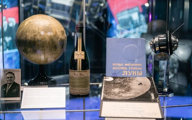 Одна из бутылок шампанского от французского винодела, который проиграл спор о фотосъёмке обратной стороны Луны. Фото © kosmo-museum