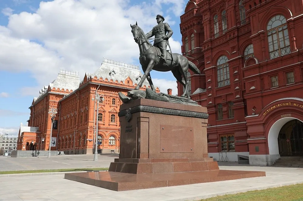 Памятник Жукову в Москве. Обложка © АГН "Москва" / Кирилл Зыков