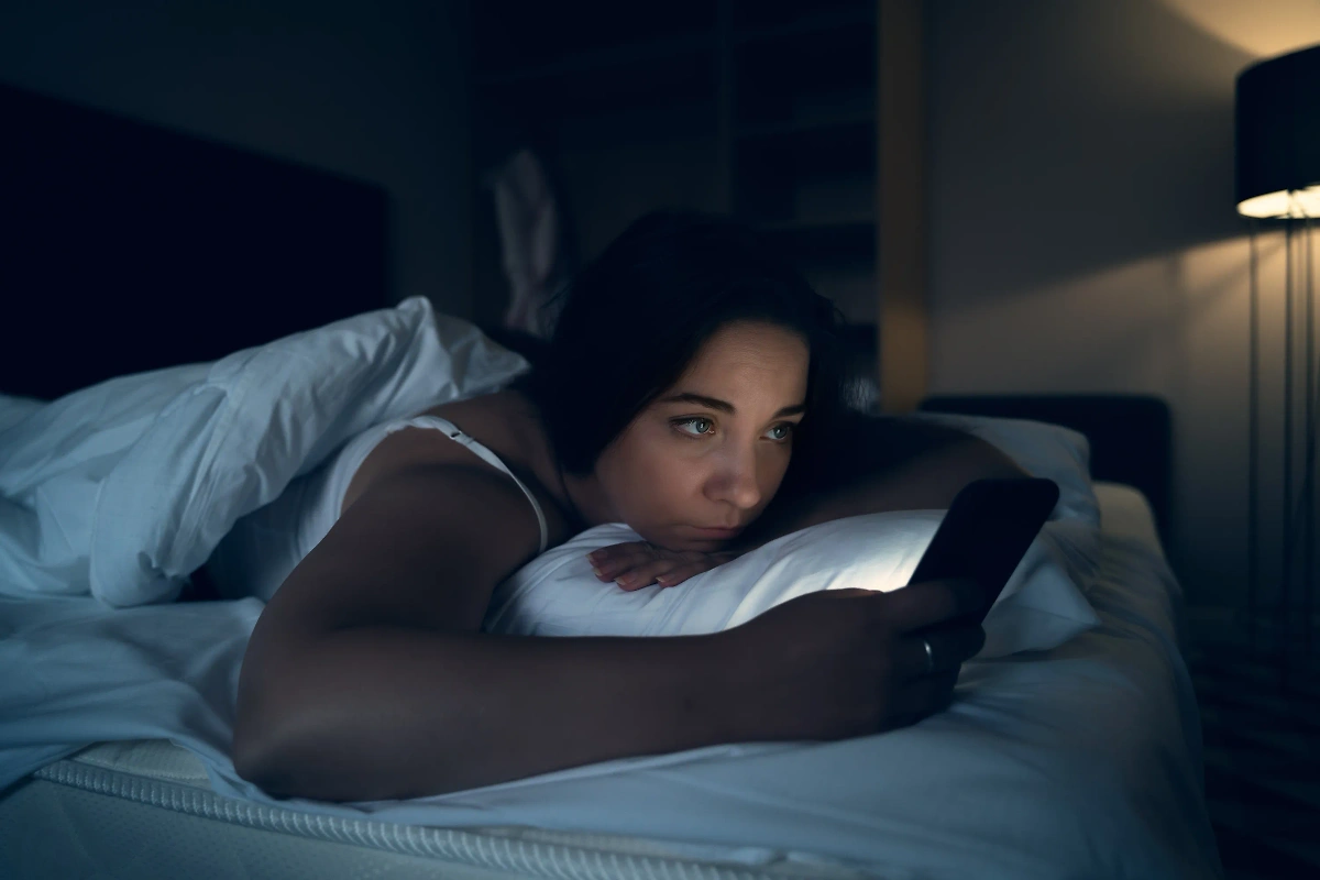 Оставлять смартфон заряжаться под подушкой крайне опасно, предупреждают эксперты. Обложка © Shutterstock / FOTODOM / DedMityay  