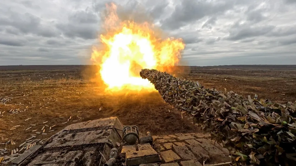 Боевая работа экипажа танка Т-80. Обложка © ТАСС / Алексей Коновалов