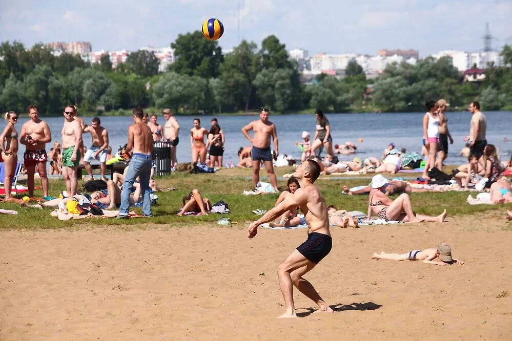 Место для купания в Москве можно посетить даже вместе с детьми. Фото © АГН "Москва" / Сергей Ведяшкин