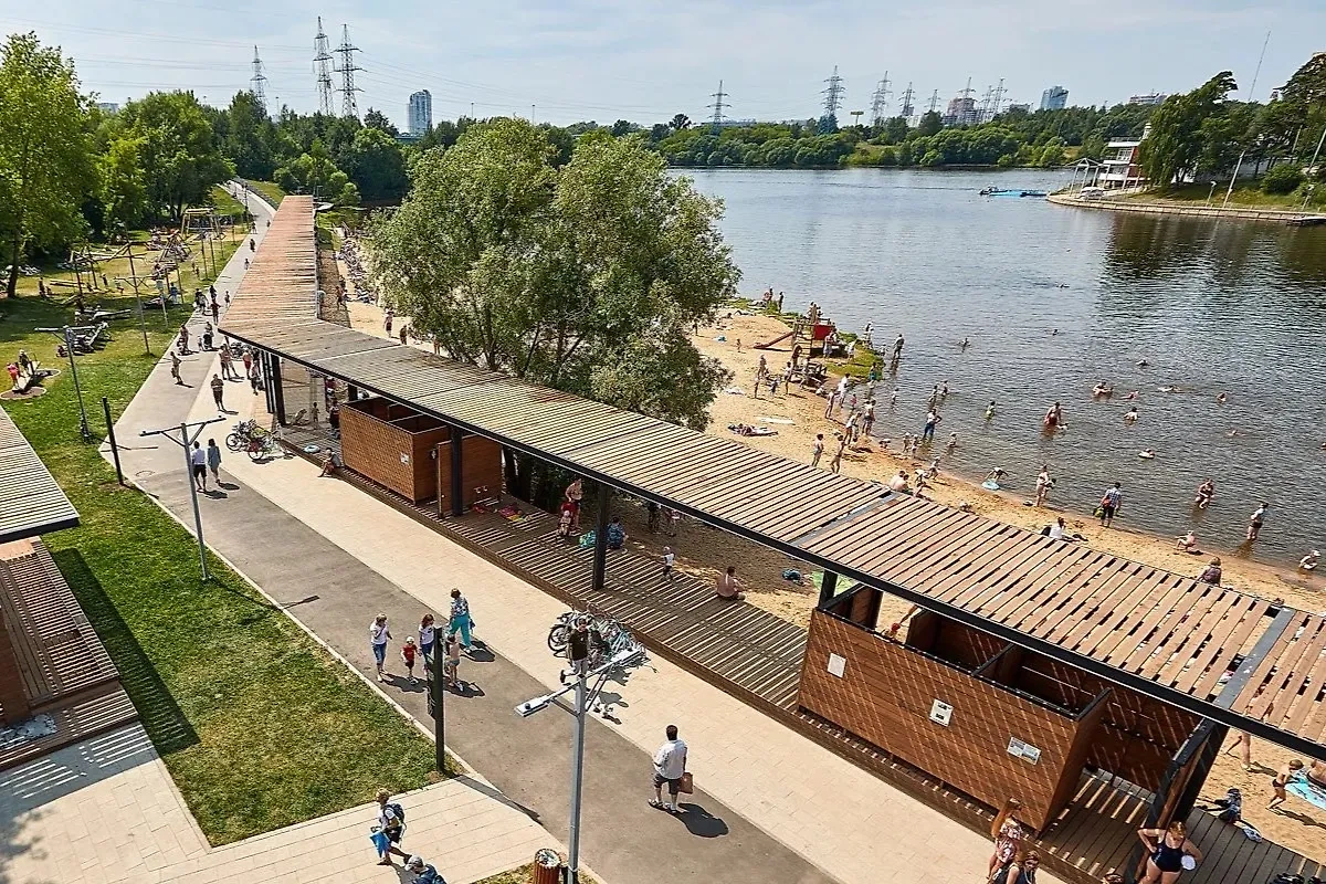 Московский пляж "Левобережный" расположен у реки Воробьёвки. Фото © mos-open