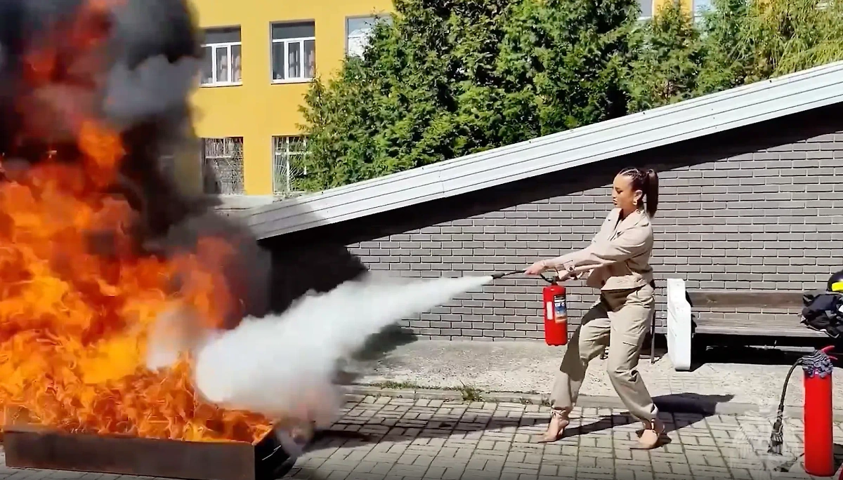Ольга Бузова учится тушить пожар. Видео © Telegram / МЧС России