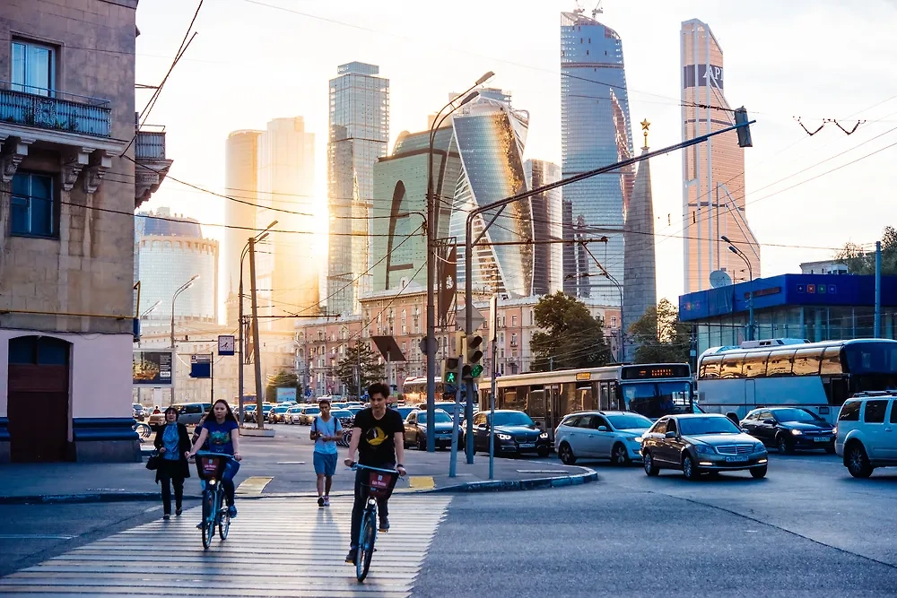 Далеко не каждый россиянин готов пересесть с авто на велосипед. Обложка © Shutterstock / FOTODOM / fornStudio