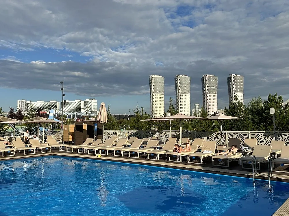 В Москве есть и платные места, где купаться летом, — как минимум пять платных открытых бассейнов. Фото © АГН "Москва" / Сергей Ведяшкин