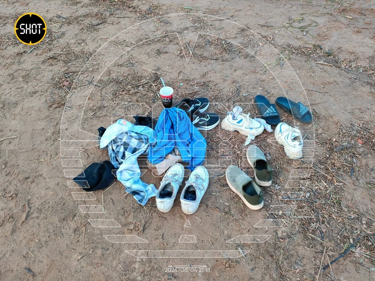 Вещи, оставленные на берегу студентами перед трагедией. Фото © SHOT