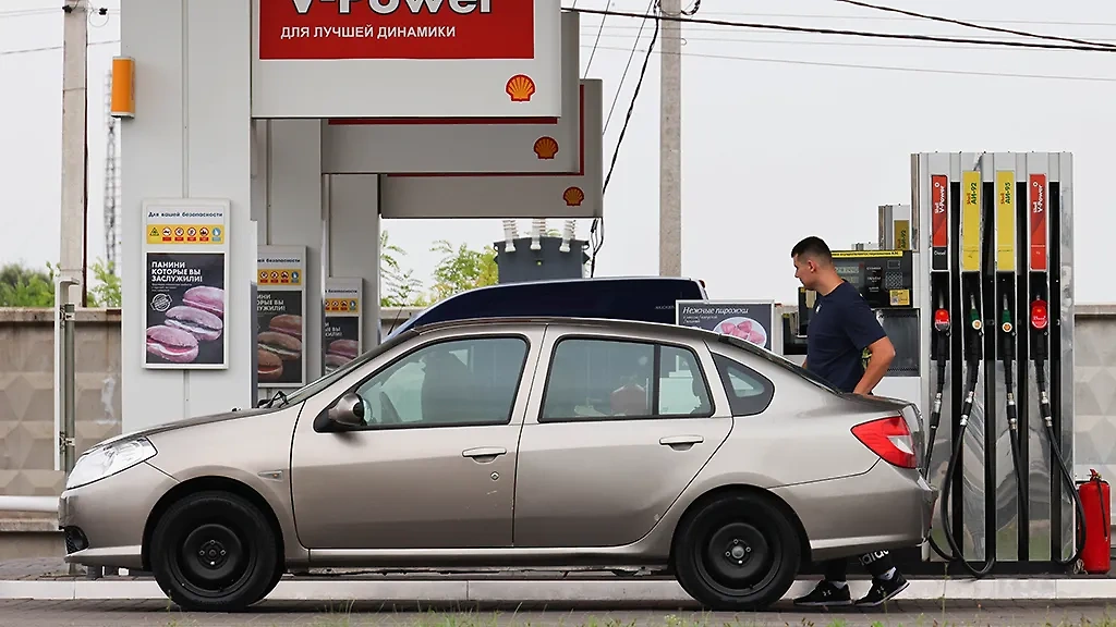 Цена нового бензинового автомобиля в среднем на 20–30% ниже, чем у его электрического аналога. Фото © ТАСС / Эрик Романенко