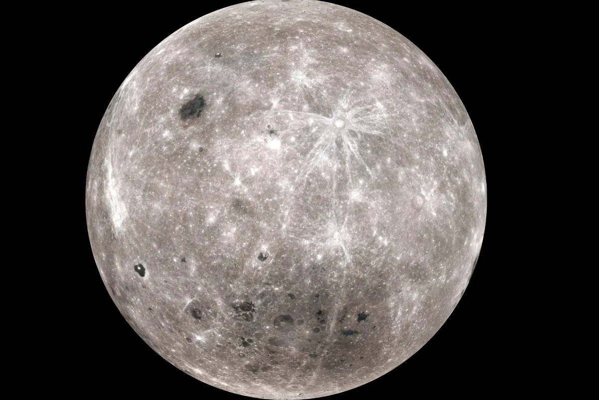 Обратная сторона Луны, запечатлённая с борта окололунной станции Lunar Reconnaissance Orbiter. В нижней части — бассейн Южный полюс – Эйткен, который считают огромным древним кратером. Фото © Wikipedia / NASA