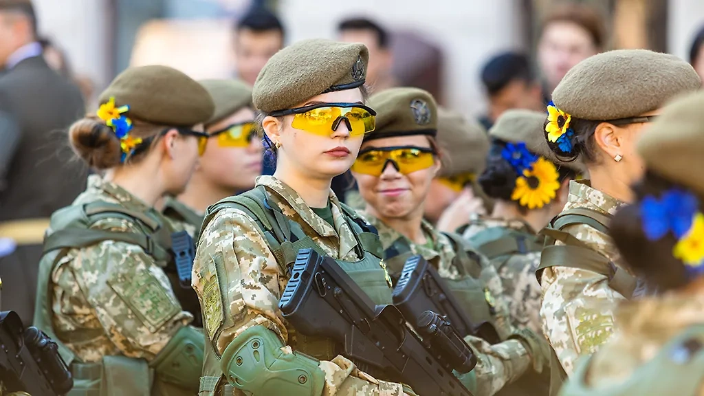 Военнослужащие женщины в рядах ВСУ. Обложка © Shutterstock / FOTODOM / Ruslan Lytvyn