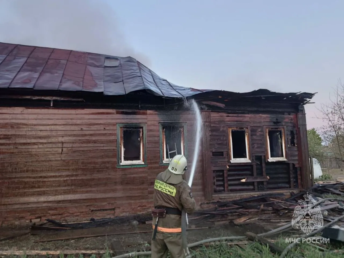 Сгоревший дом в Комсомольске. Обложка © Telegram / МЧС России
