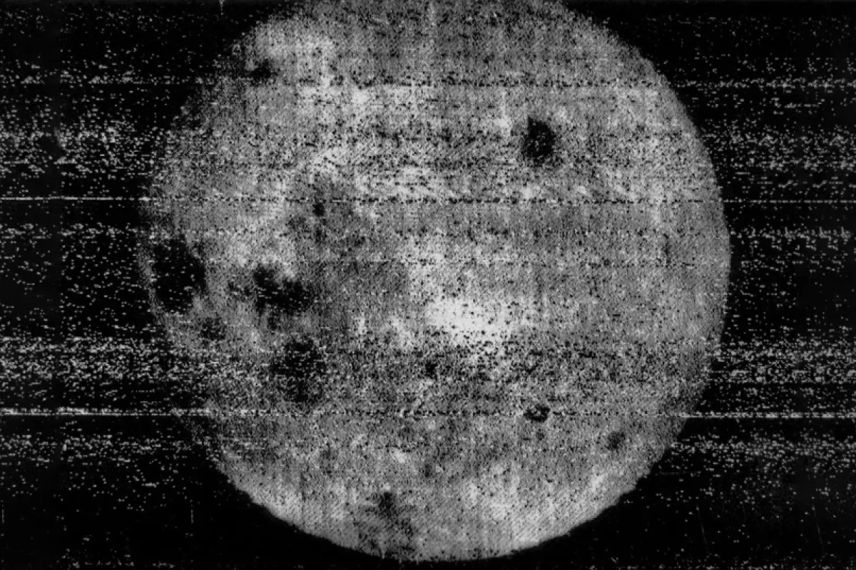 Первая в истории фотография обратной стороны Луны, сделанная советской межпланетной станцией "Луна-3". Фото © rostec
