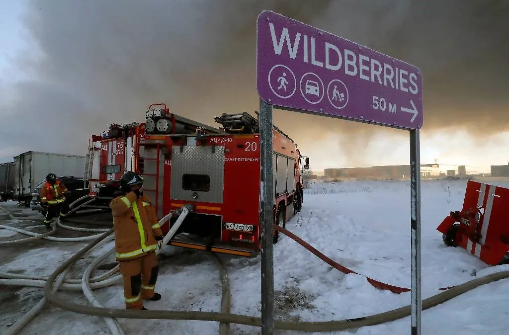 Дым от пожара в складском помещении Wildberries в посёлке Шушары. Обложка © ТАСС / EPA / ANATOLY MALTSEV