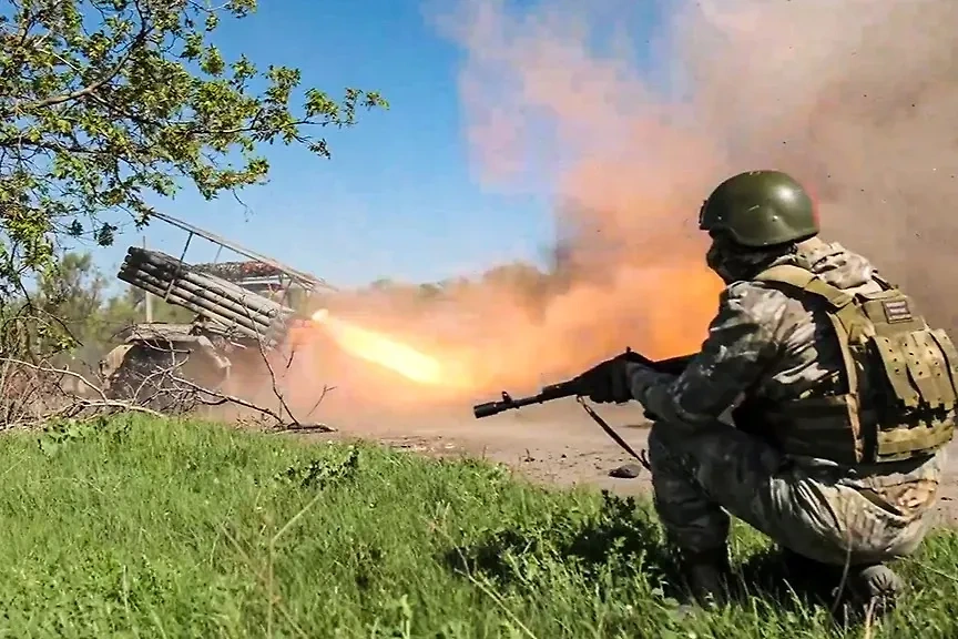 Боевая работа самоходной реактивной системы залпового огня (РСЗО) "Град". Фото © ТАСС / Пресс-служба Минобороны РФ