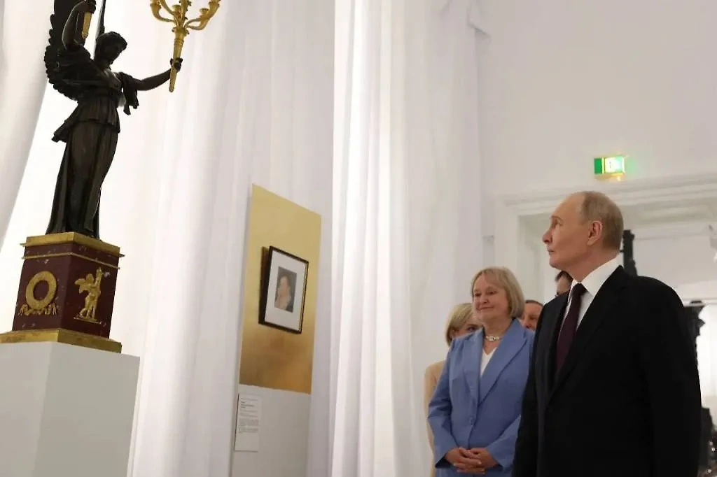 Владимир Путин в Камероновой галерее Екатерининского парка. Обложка © Telegram / Кремль. Новости