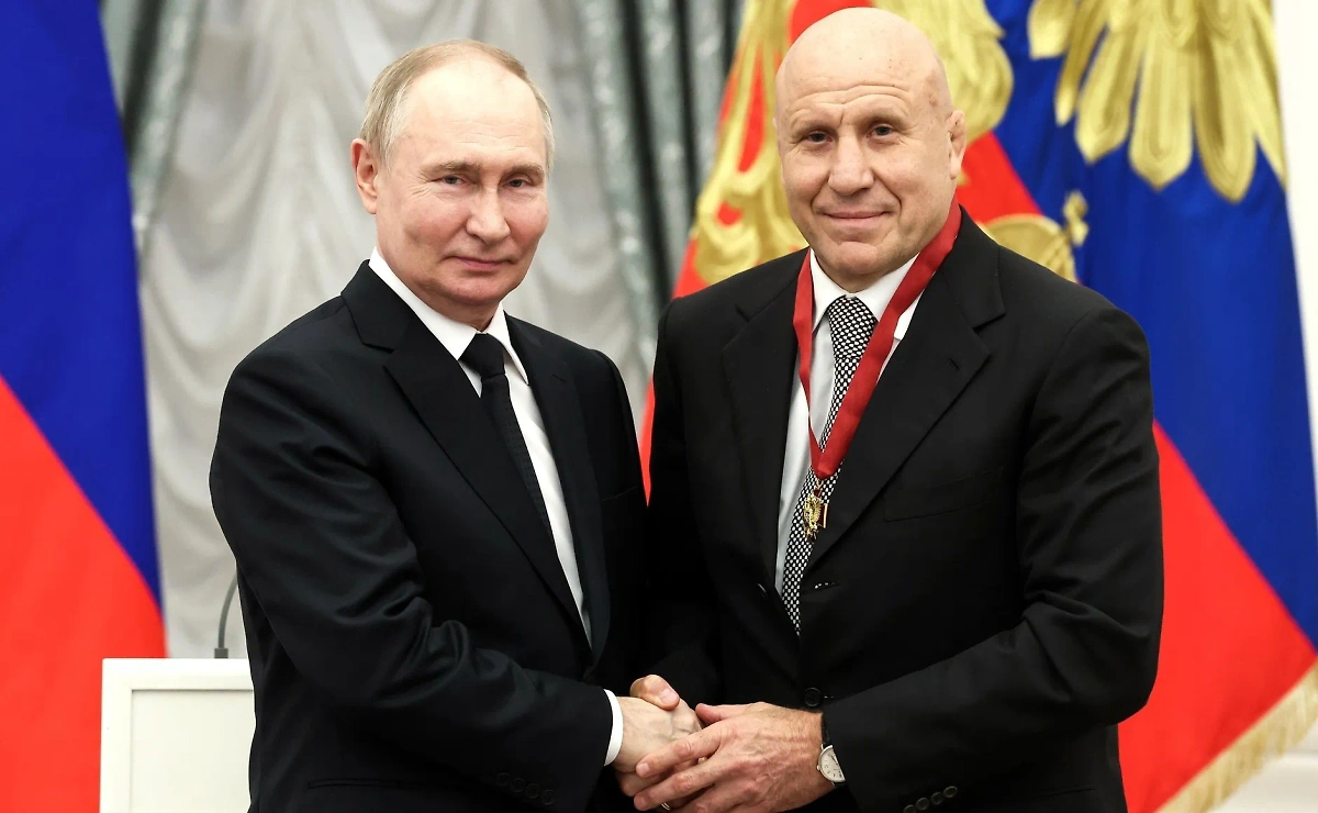 Владимир Путин и Михаил Мамиашвили. Фото © VK / Федерация спортивной борьбы России