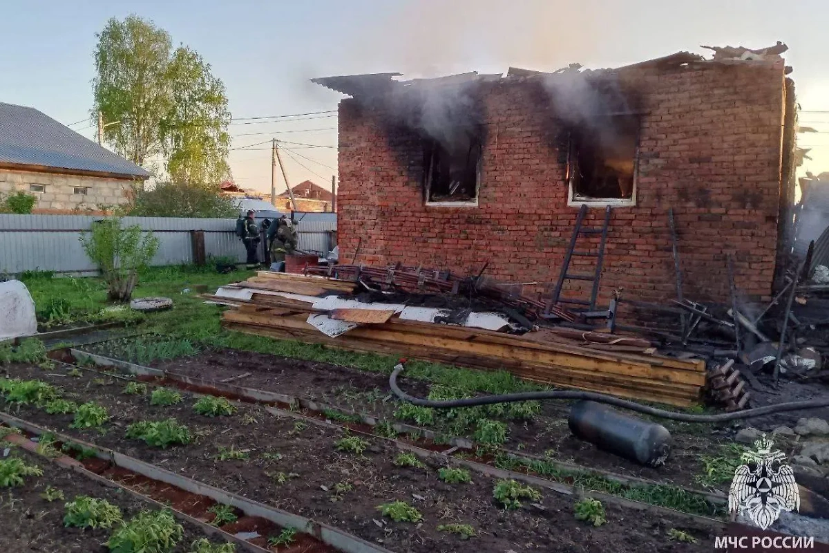 Жилой дом в Удмуртии сгорел из-за игрушечной машинки. Обложка © Telegram / МЧС России