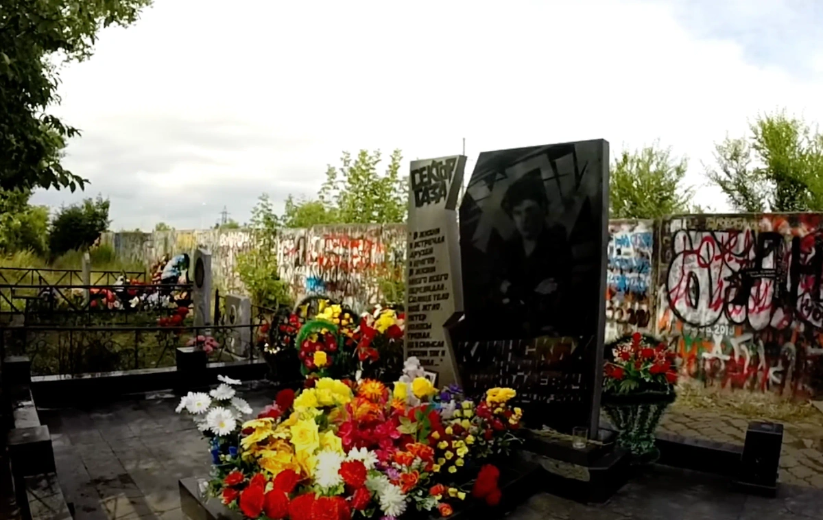 Так выглядела могила основателя группы "Сектор Газа" Юрия Клинских (Хоя) до осквернения. Обложка © YouTube / Следуй за нами, путешествуй с нами