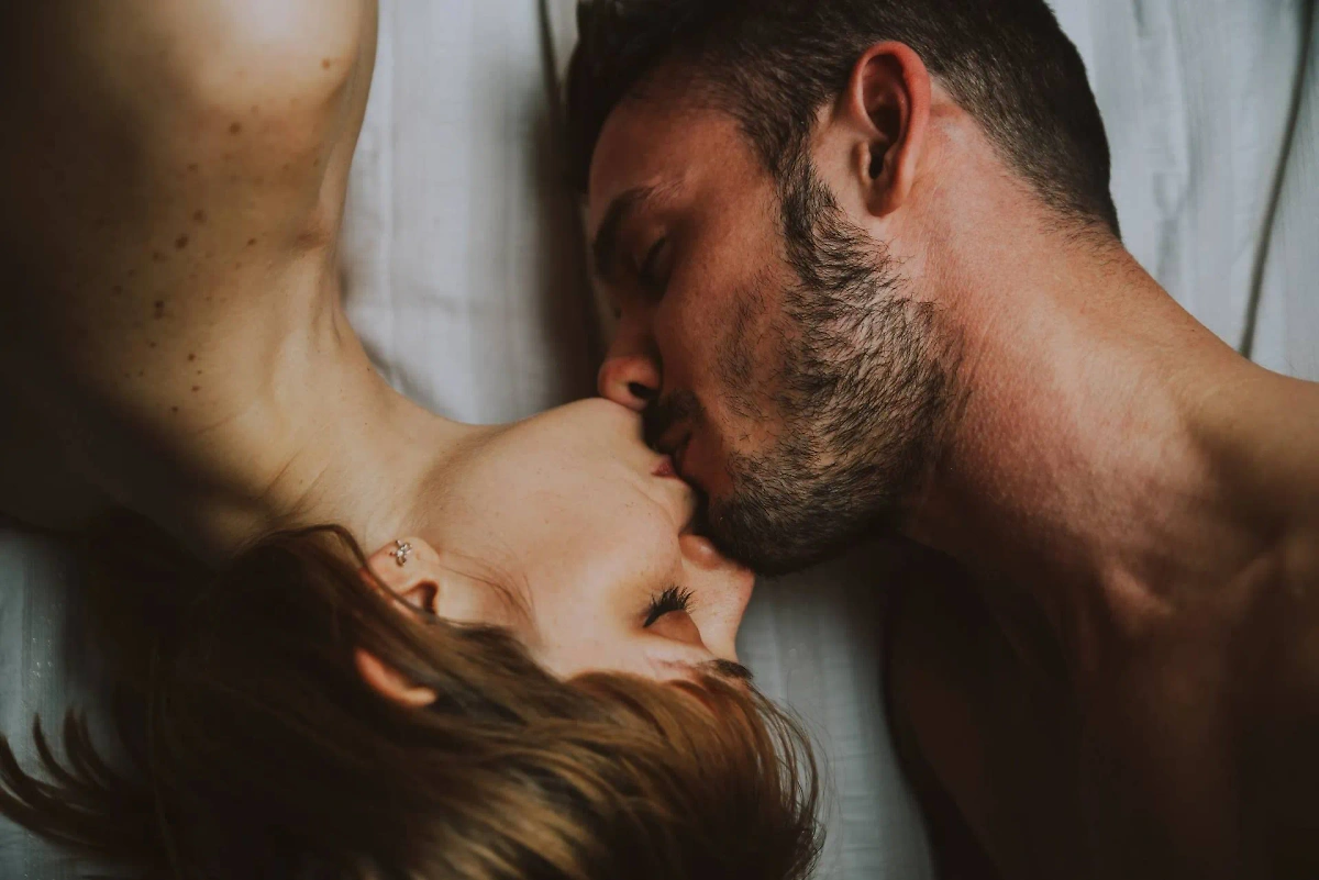 Как понять, что на самом деле чувствует к вам мужчина? Обратите внимание, куда и как часто он вас целует. Фото © Shutterstock / FOTODOM / oneinchpunch