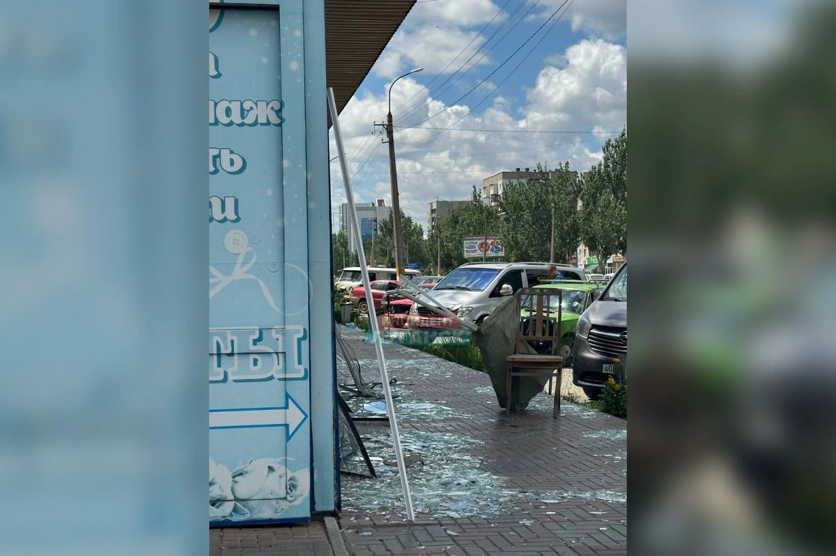 Стеклянные витрины магазинов "посыпались" после обстрела Луганска 7 июня. Фото © Telegram / Инцидент Луганск