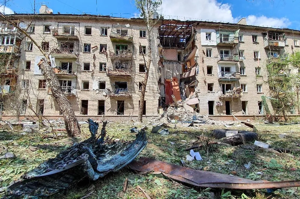 Жилой дом, повреждённый в результате обстрела Луганска со стороны ВСУ. Обложка © Александр Река / ТАСС 