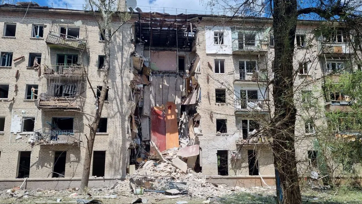Подъезд дома в Луганске, обрушившийся после удара со стороны ВСУ. Обложка © Telegram / Леонид Пасечник