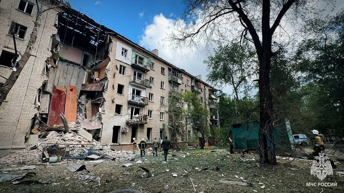 Разрушенный дом после ракетного удара ВСУ по Луганску. Обложка © Telegram / МЧС России