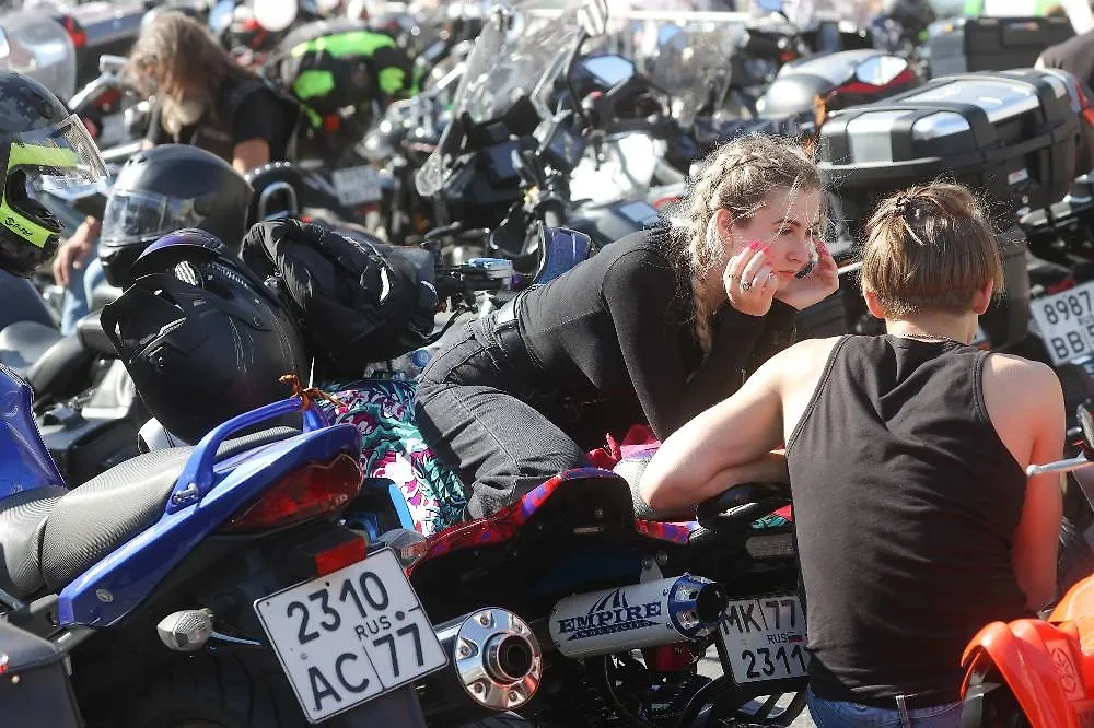 Если девушка водит сама мотоцикл, то катает обычно либо подругу, либо мужа. Фото © ТАСС / Сергей Карпухин