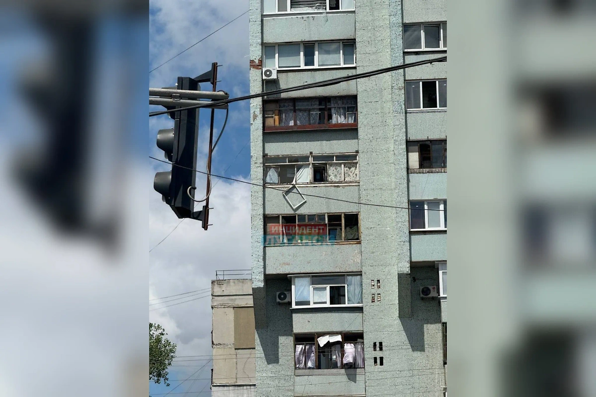 В жилых домах в Луганске после обстрела повыбивало стёкла. Фото © Telegram / Инцидент Луганск