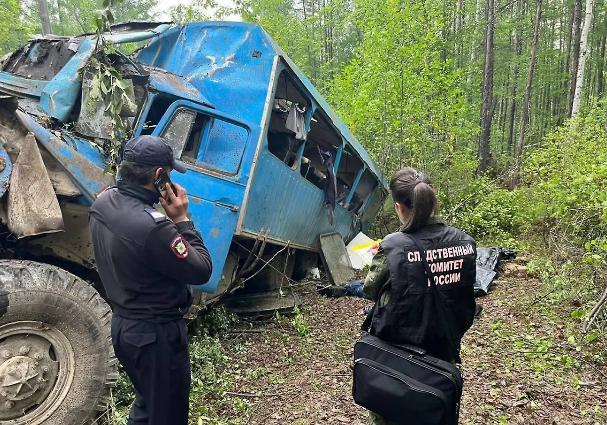 Следователи СК работают на месте ДТП в Забайкалье. Обложка © Telegram / Следком Забайкалья