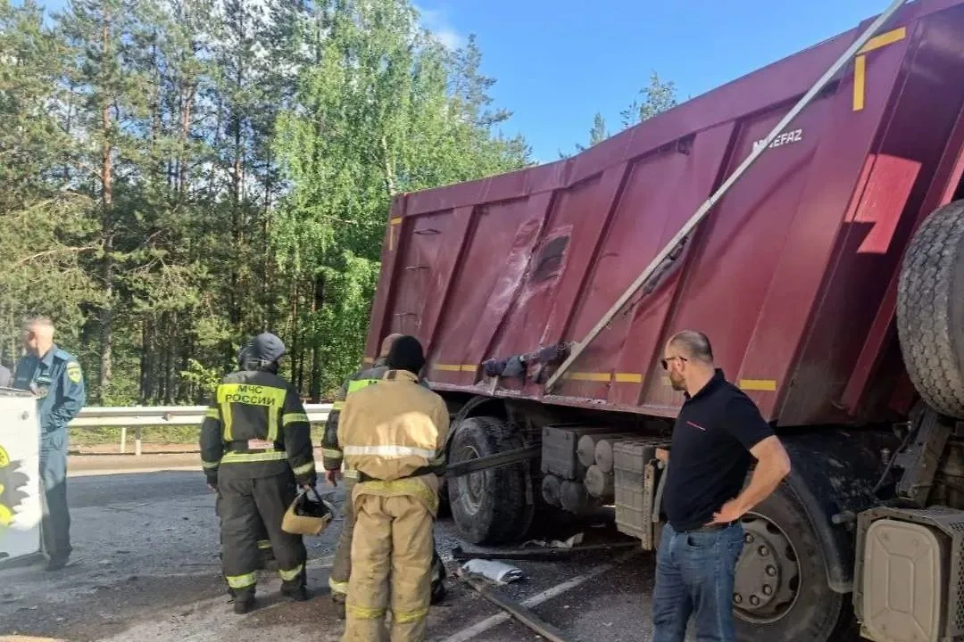 Фото с места ДТП с участием рейсового автобуса и КамАЗа под Петербургом. Фото © Telegram / Петербургская полиция