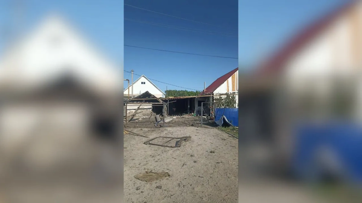 Повреждённый дом в Белгородской области. Фото © Telegram / Настоящий Гладков