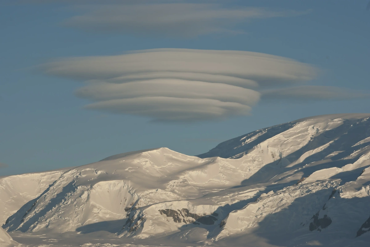 Горы в Антарктиде. Обложка © Shutterstock / FOTODOM / Tarpan