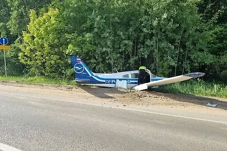Самолёт Piper, который аварийно приземлился на трассе в Подмосковье. Обложка © Telegram / Лыткарино подслушано