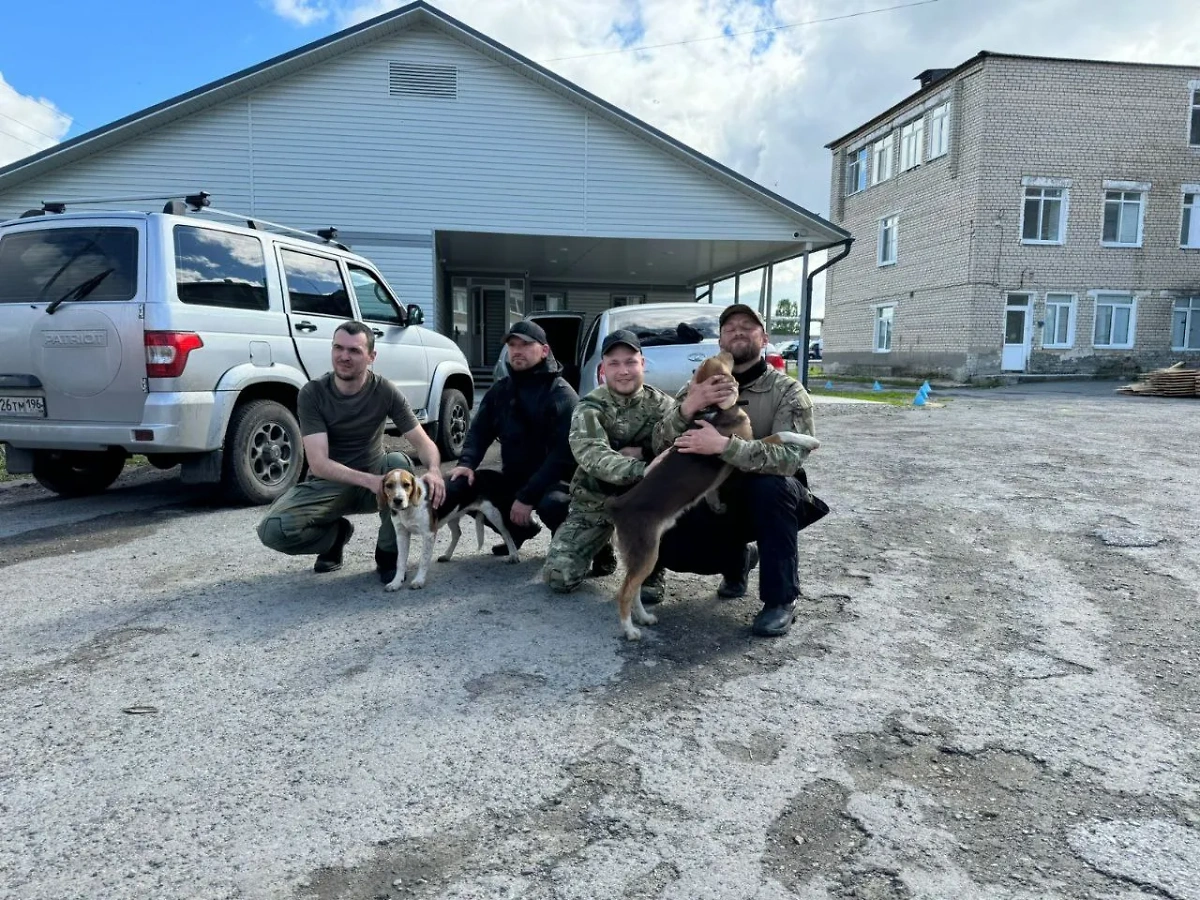 Группа волонтёров, нашедших Григория и Викторию на Урале. Фото © 66.мвд.рф