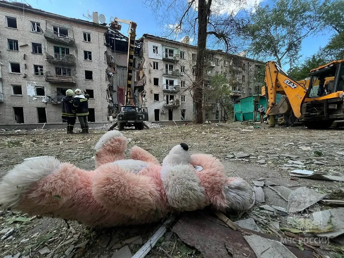 Подъезд дома в Луганске, обрушившийся после удара со стороны ВСУ. Обложка © Telegram / МЧС России