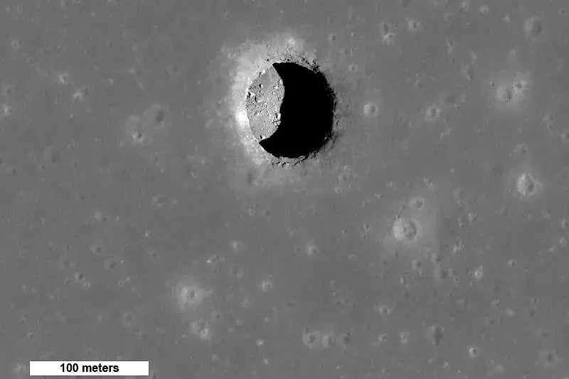 Ямочный кратер в лунном Море Спокойствия на снимке зонда Lunar Reconnaissance Orbiter. Фото © lroc.asu.edu