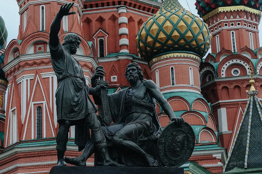 Пенсионерка краской написала "ГУР" на памятнике Минину и Пожарскому в ...