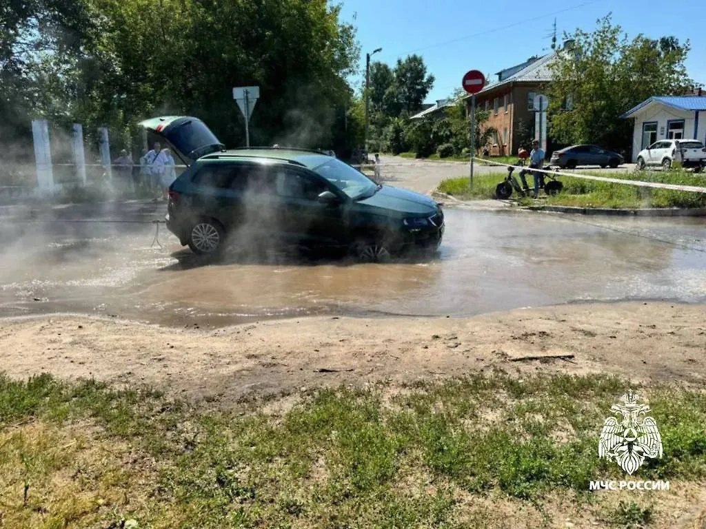 В Твери из-за прорыва трубы произошёл обвал дорожного полотна, в яму с горячей водой провалился автомобиль. Обложка © Telegram / МЧС России