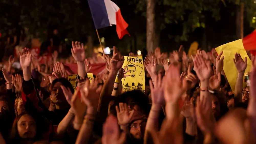 После оглашения результатов в Париже начались митинги против победы "Национального объединения". Фото © ТАСС / АР / Thomas Padilla