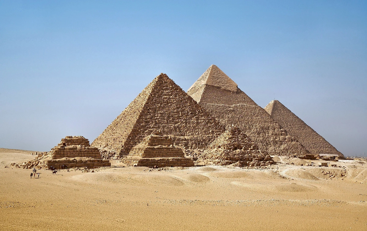 Сложность постройки египетских пирамид указывает на то, что это сделали пришельцы. Фото © Wikipedia / Ricardo Liberato