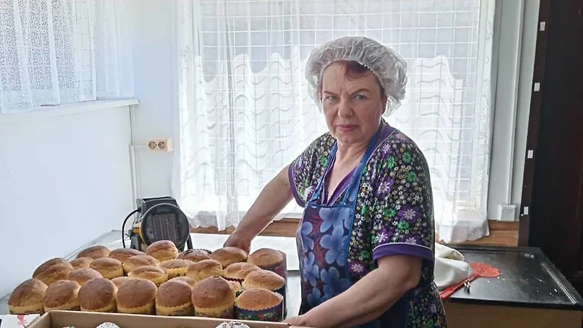 Жительница Белгородской области каждый день печёт пирожки для бойцов СВО. Обложка © RT