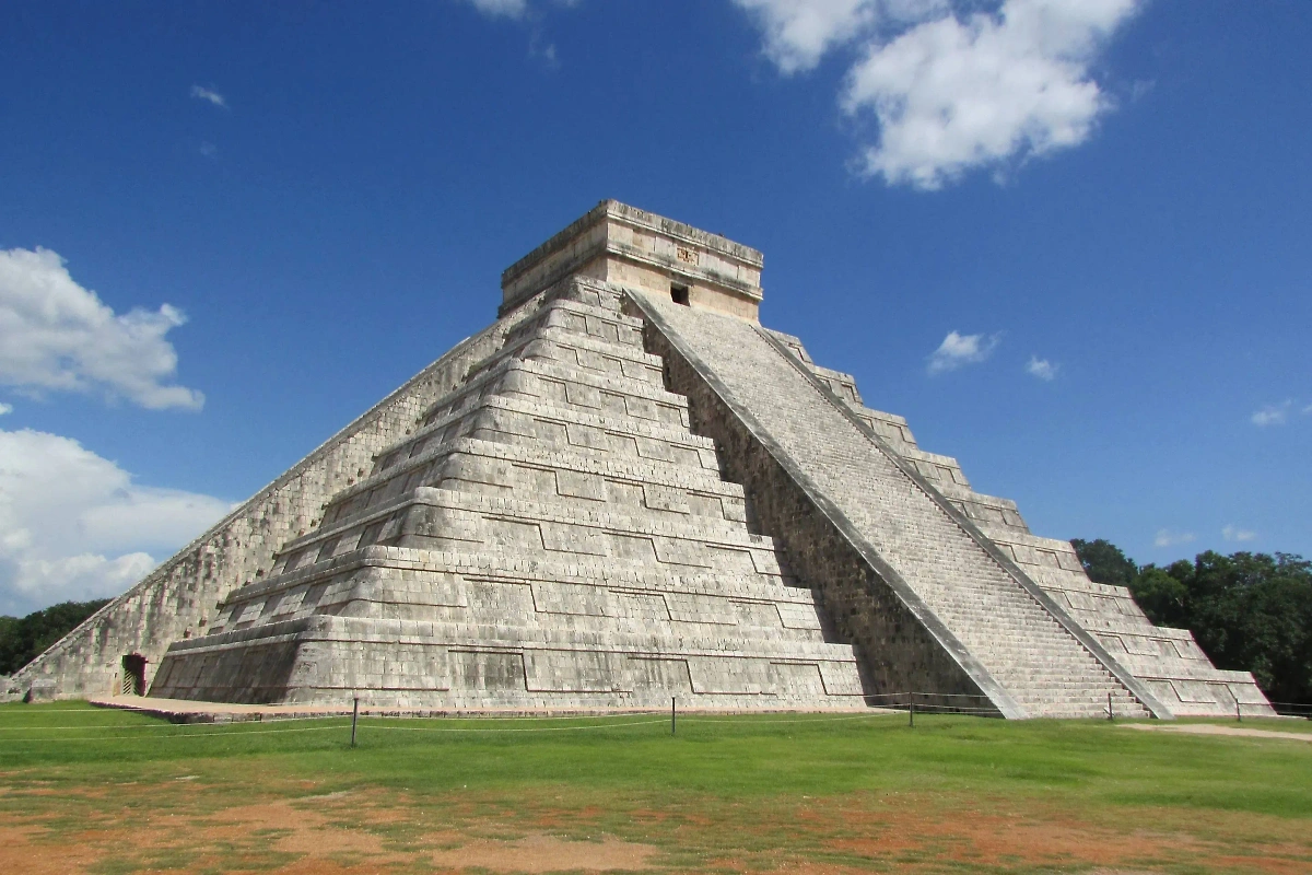 Бытует мнение, что пирамиды майя построили пришельцы из космоса. Фото © Wikipedia / Pedro Marcano